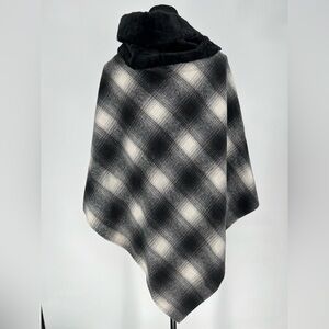 COCO + CARMEN PONCHO NWOT FAUX FUR TALL BLACK COLLAR SOFT‎ PLAID PONCHO